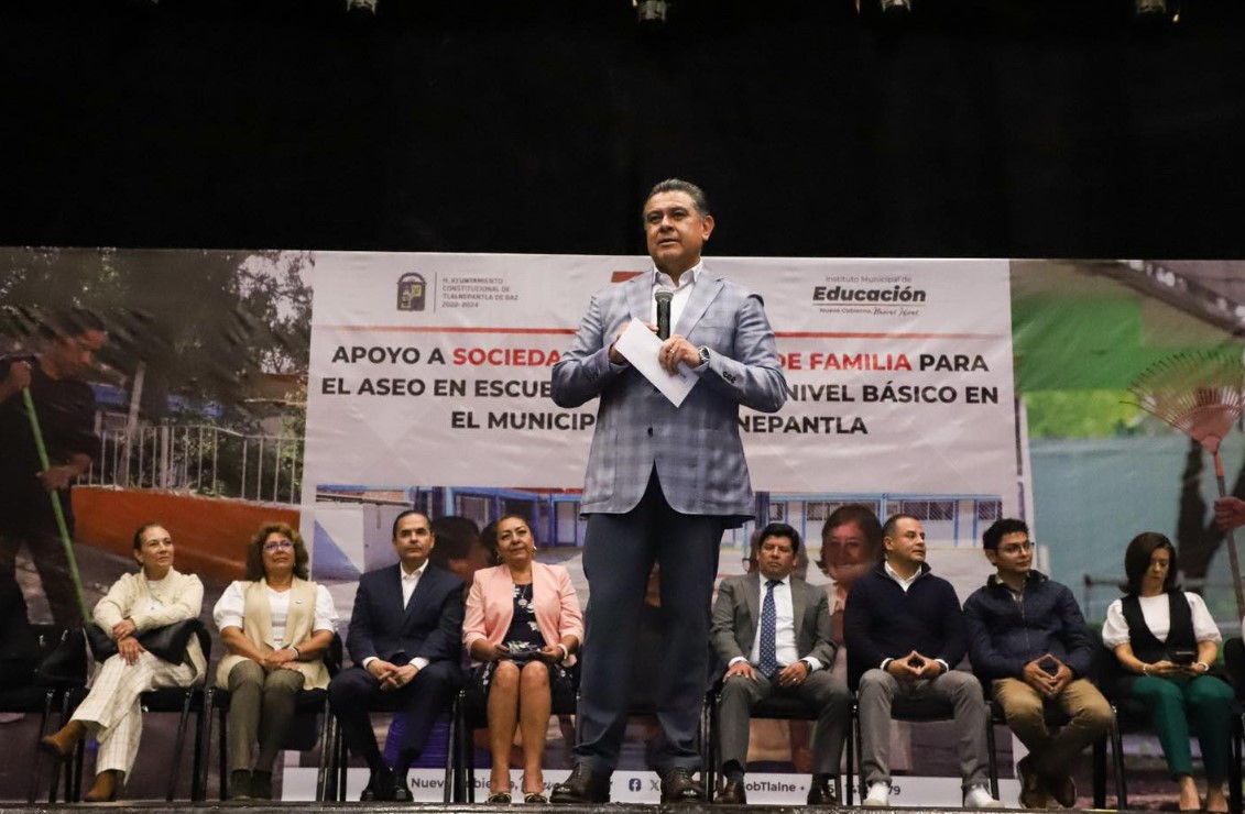 Alcalde De Tlalnepantla Entrega Apoyos A Sociedad De Padres De Familia Para El Aseo De Escuelas Públicas