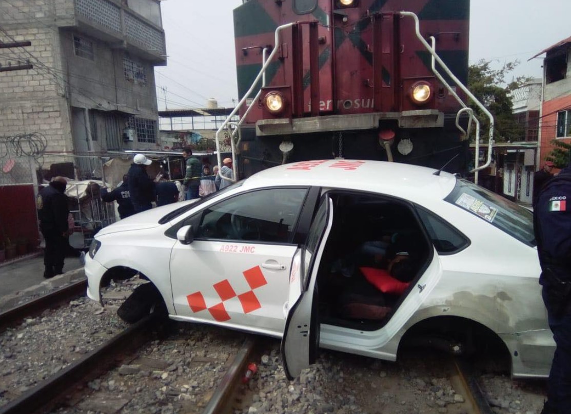 Tren Embiste A Taxi Que Le Intentó Ganar El Paso En Tlalnepantla