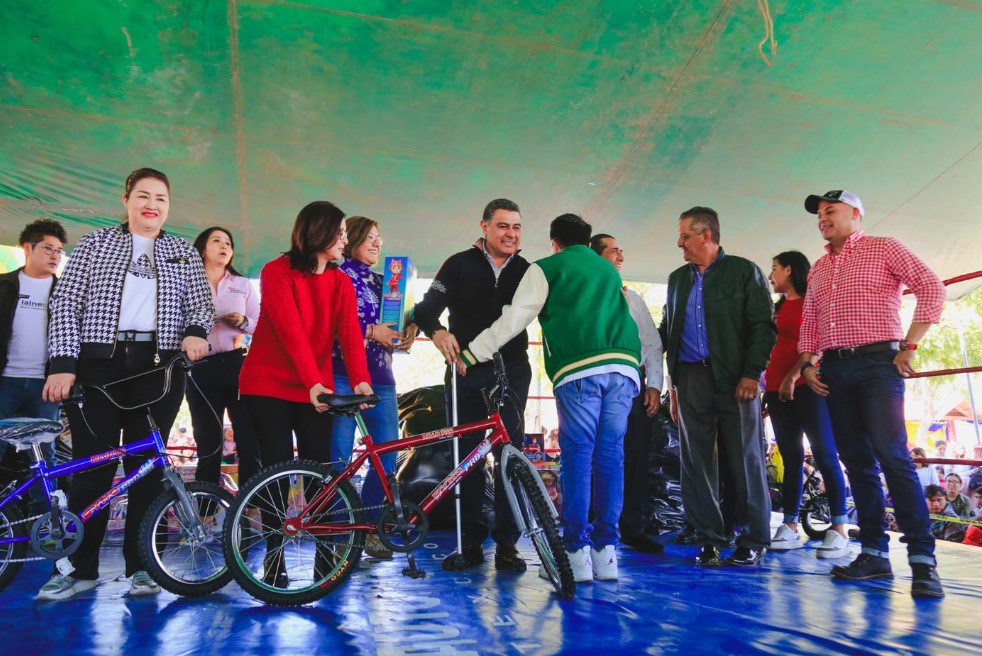 Reyes Magos Llegan A Tlalnepantla A Entregar Bicicletas, Carros, Muñecas Y Juguetes Para Las Niñas Y Niños Del Municipio