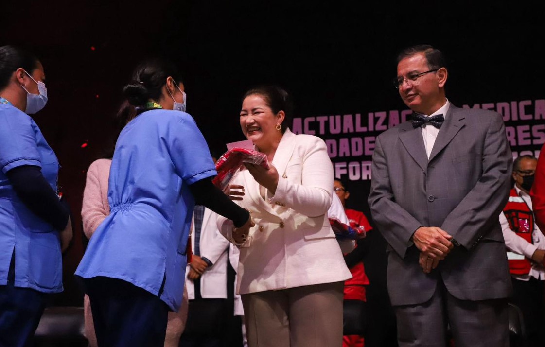 Presidenta Del DIF Tlalnepantla Entrega Uniformes A Personal Médico