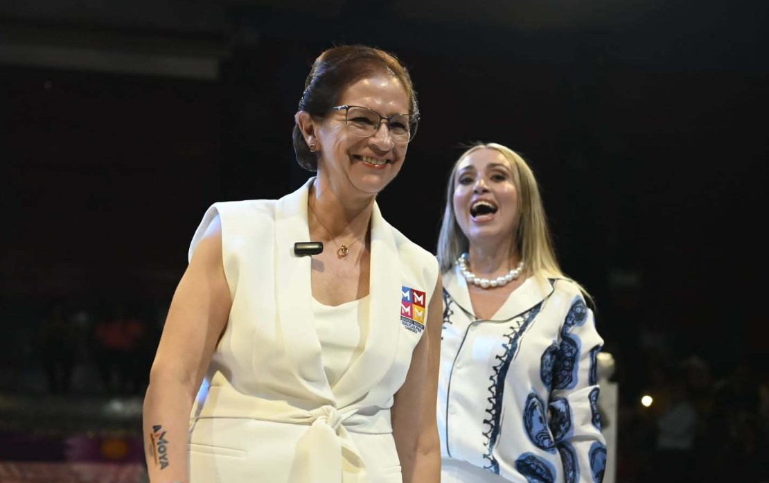 La Señora Olivas Apoya A Angélica Moya