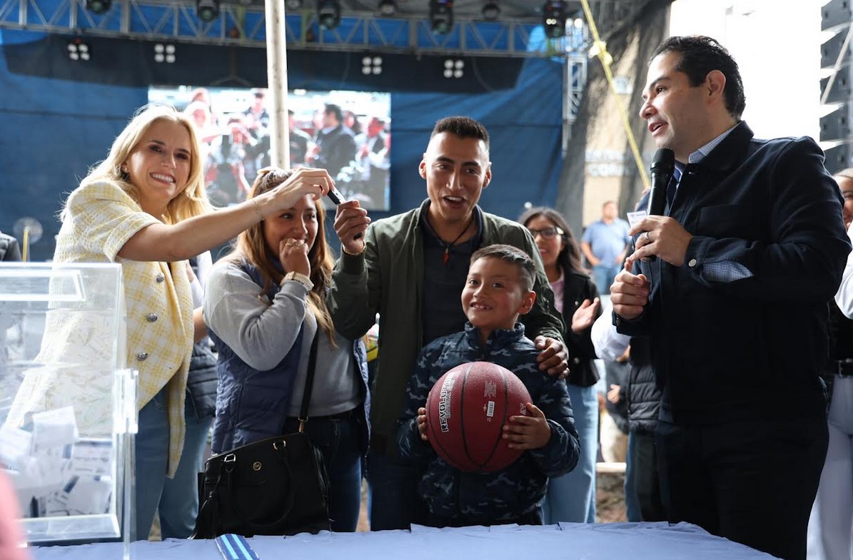Huixquilucan Festeja El Día Del Padre Con La Entrega De 7 Automóviles Y Cientos De Premios Más