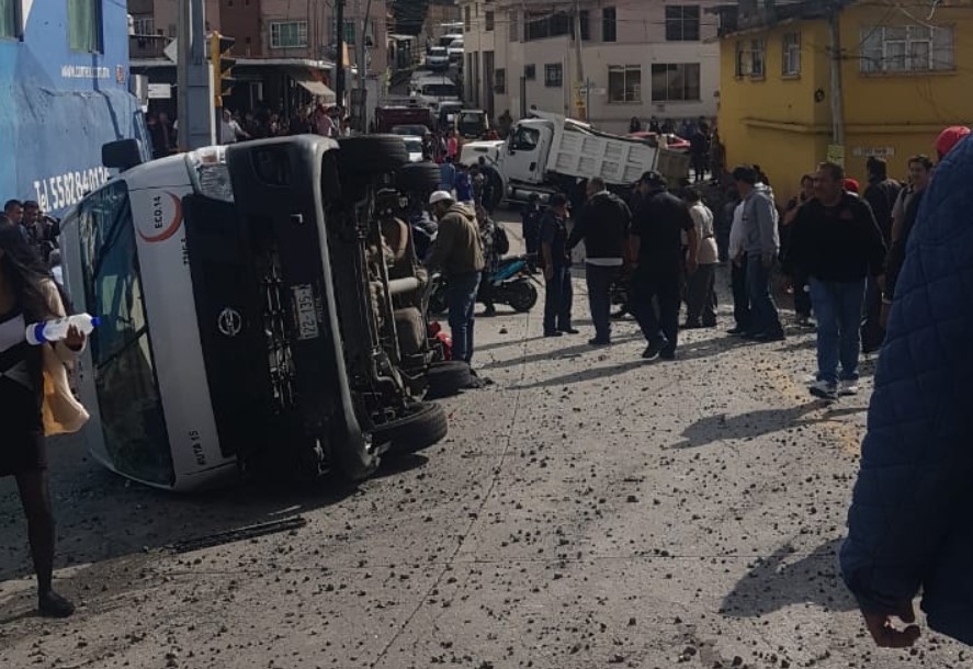 Camión De Volteo Embiste Una Unidad De Transporte Público En Huixquilucan