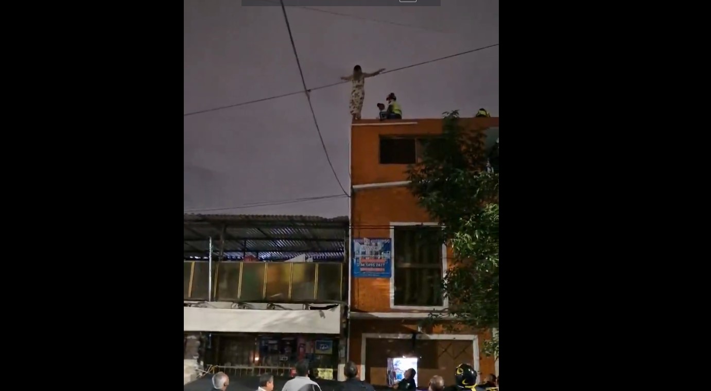 Personal De Emergencia Evitan Que Una Mujer Se Arrojara De Un Cuarto Piso