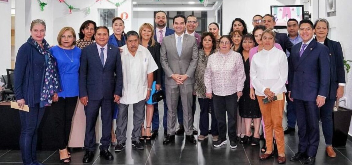 Enrique Vargas Del Villar Felicita A Las Secretarias Y Secretarios En Su Día