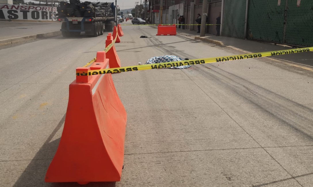 Mujer muere tras caer de motocicleta y ser atropellada por camión en Tultitlán