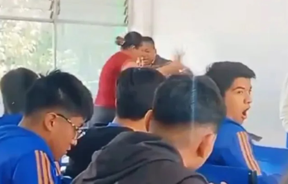Madre De Una Alumna De La Prepa 24 En Naucalpan, Golpea Brutalmente A Una Maestra