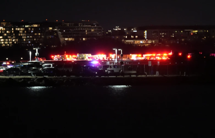 Avión De Pasajeros Choca Con Helicóptero Durante Aterrizaje En Aeropuerto De Washington