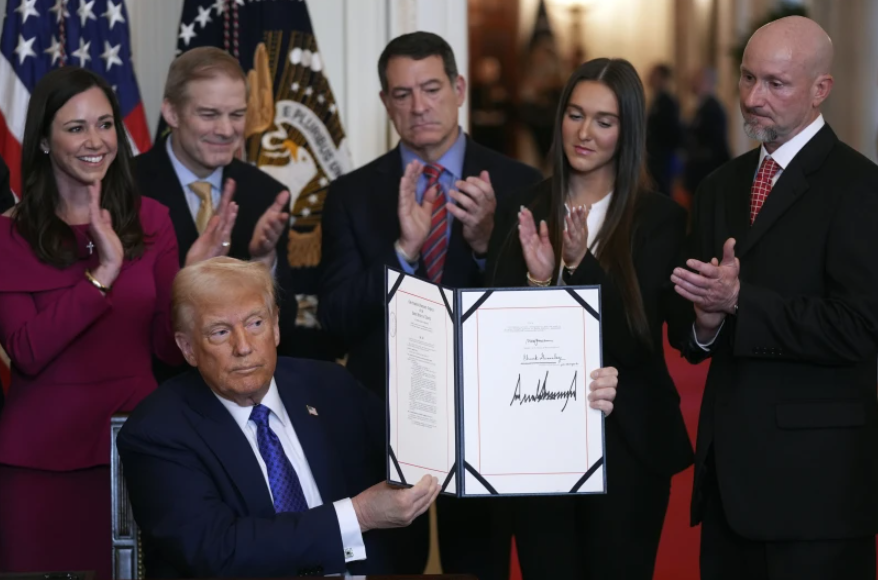 Trump Promulga Ley De Detención Migratoria Enviará A “Los Peores” A Guantánamo