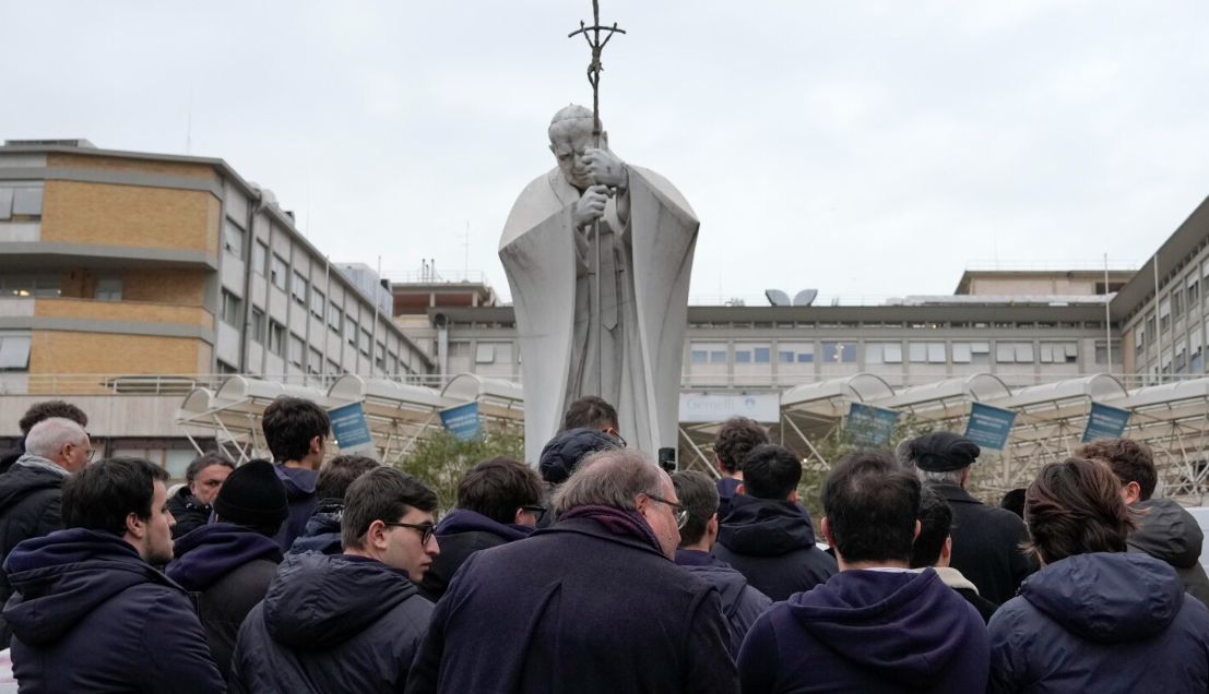Miles De Personas Se Reúnen Frente Al Vaticano Para Orar Por La Salud Del Papa Francisco