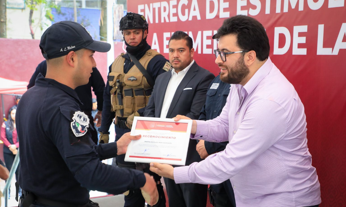 Entrega Alcalde Naucalpan Estímulos A Elementos De La Guardia Municipal
