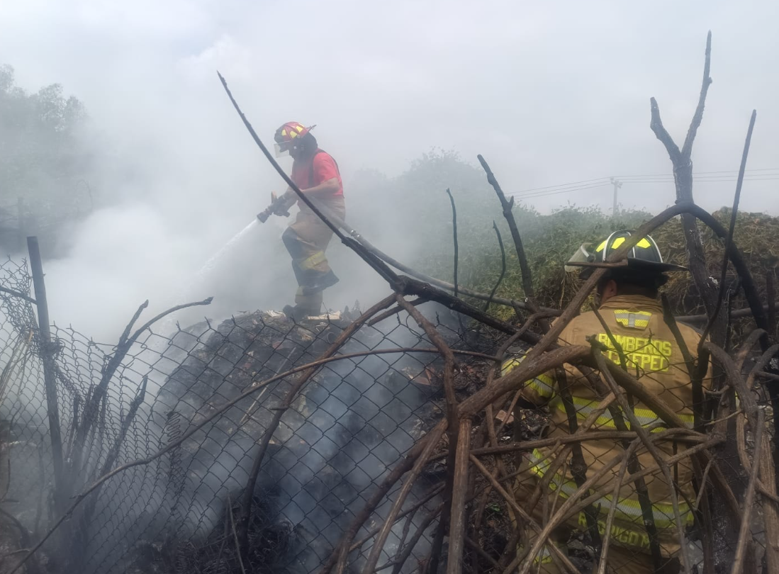 Bomberos y Protección Civil De Ecatepec Sofocan Incendio En Tiradero Clandestino Usado Por UPREZ